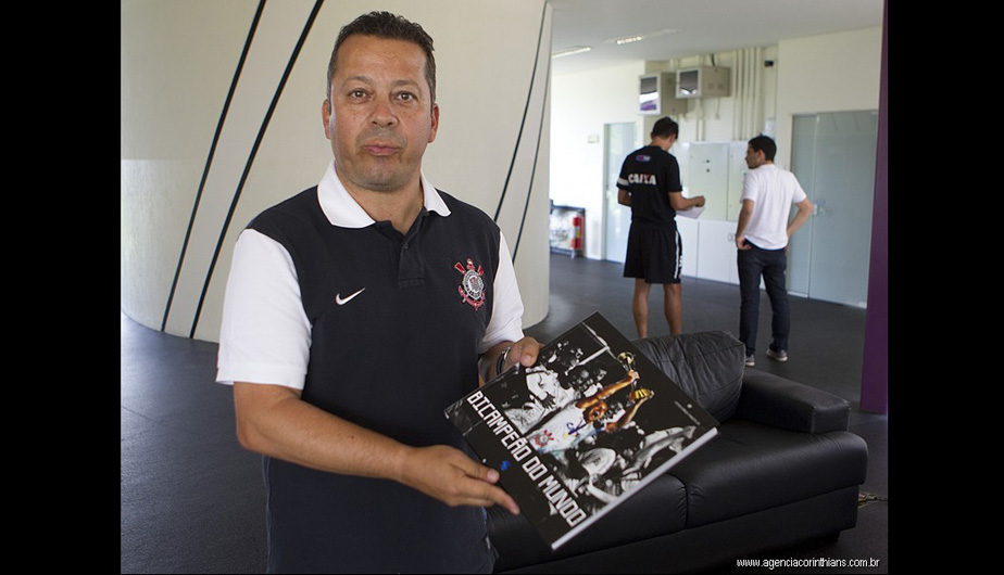  PAOLO GUERRERO PRESENTE EN EL LIBRO DEL BICAMPEONATO MUNDIAL DEL CORINTHIANS (FOTOS) 456157