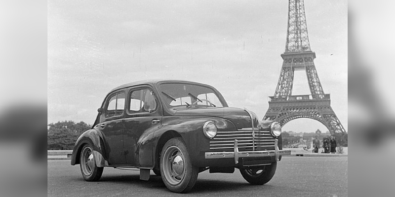 VOITURES FRANCAISES(photos + textes) Le-3-octobre-1946-renault-prc3a9sente-pour-la-premic3a8re-fois-sa-mythique-4-cv-lors-du-33e-salon-de-lautomobile-de-paris