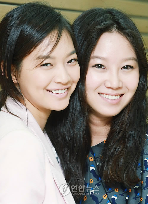 [13.04] Shin Min Ah - Gong Hyo Jin sur Yonhapnew 20090412175212467