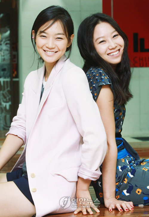 [13.04] Shin Min Ah - Gong Hyo Jin sur Yonhapnew 20090412175215327