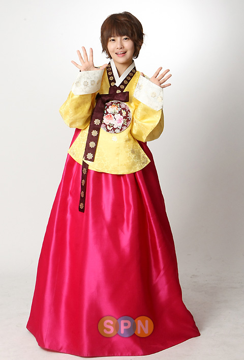 [02.10] Les stars portant le Hanbok pour célébrer Chuseok 20091001160604521