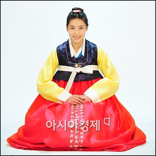 [02.10] Les stars portant le Hanbok pour célébrer Chuseok 20091002090135772