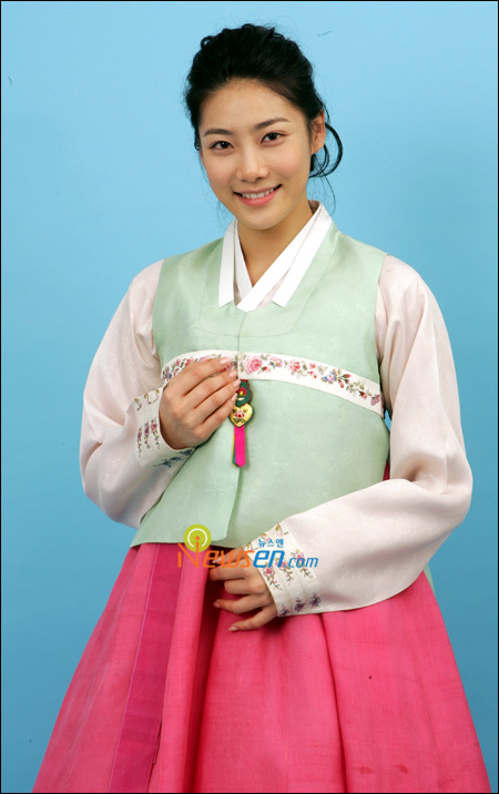 [02.10] Les stars portant le Hanbok pour célébrer Chuseok 20091002120306664
