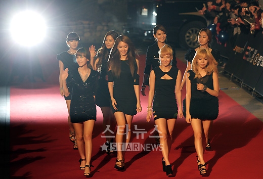 {101209} {RC} SNSD @ Golden Disk Awards 20101209190316907