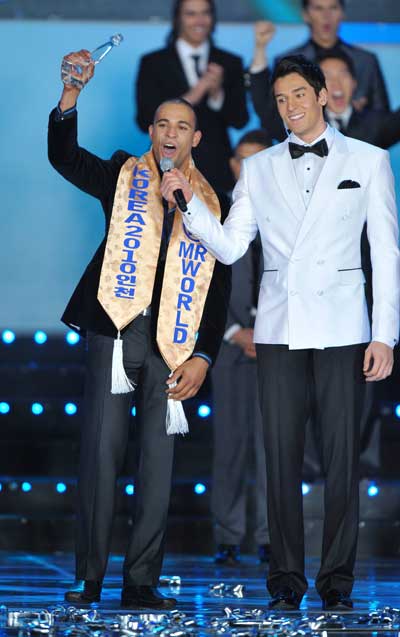 Hình ảnh đăng quang Mr World 2010 Coming201003272234300