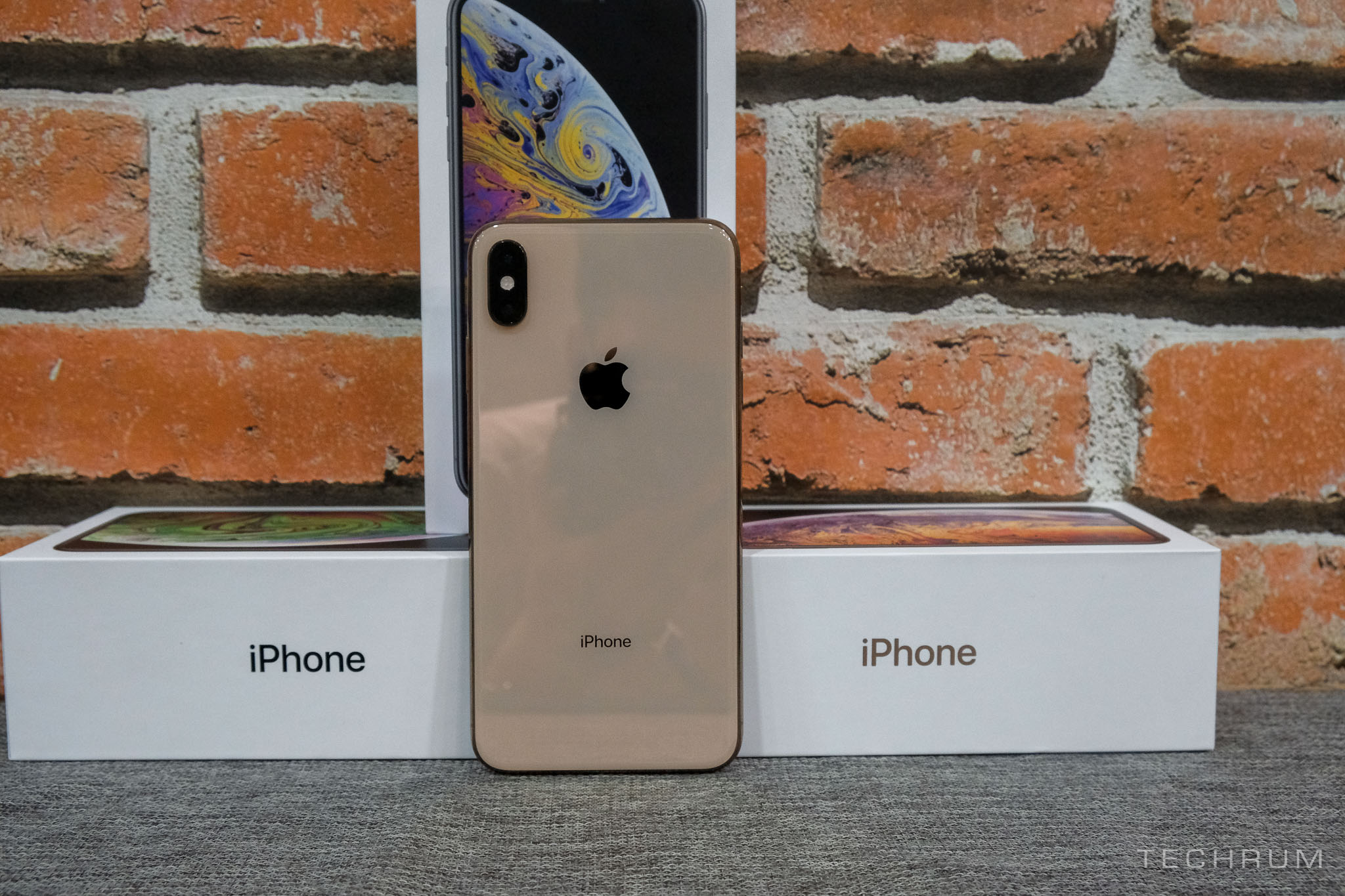 iPhone Xs/Xs Max về Việt Nam từ rất sớm, có bản 2 sim "vật lý" Mxh1X