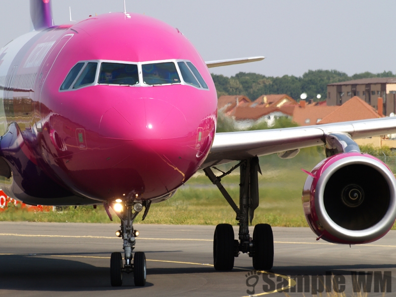 Aeroportul Bucuresti (Aurel Vlaicu / Baneasa) - August 2009 Normal_bbu_ha-lpn1