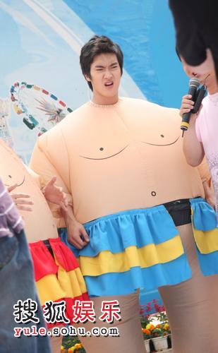 [PIX] 080507 SJ-M FILMING A GAME SHOW Img256728467