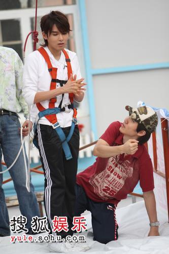 [PIX] 080507 SJ-M FILMING A GAME SHOW Img256728470