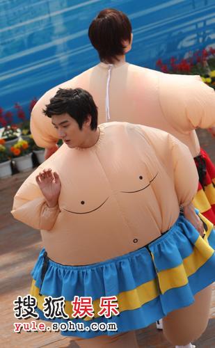 [PIX] 080507 SJ-M FILMING A GAME SHOW Img256728492