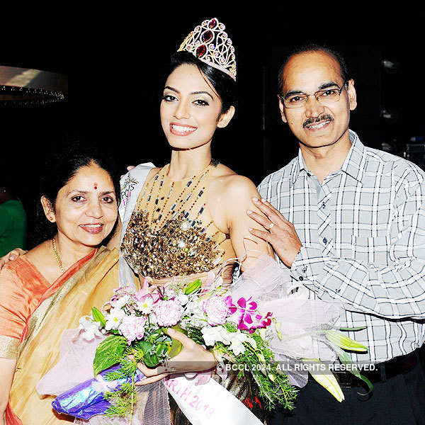 2013 | ME | India | Sobhita Dhulipala Sobhita-Dhulipala-Ponds-Femina-Miss-India-Earth-2013-poses-with-her-parents-after-the-Ponds-Femina-Miss-India-2013-beauty-pageant-finale-held-at-Yash-Raj-Studios-in-Mumbai-on-March-24-2013-