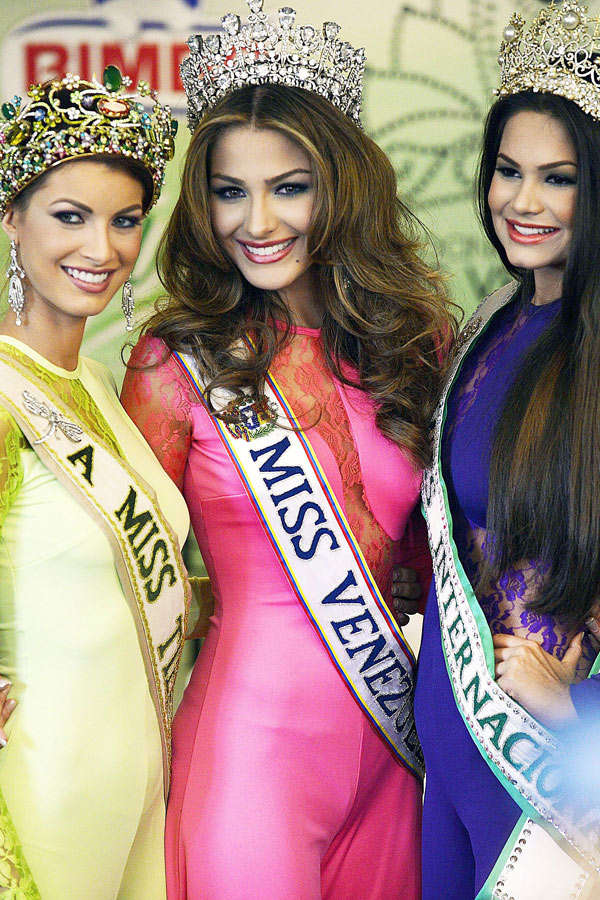 Sexiest Beauty Queen 2000-2013 - Top 10 Announcement - 2010-2013 - Page 6 The-new-Miss-Venezuela-2013-Migbelis-Castellanos-C-poses-with-first-finalist-Michelle-Bertolini-L-and-second-finalist-Stephani-Dizorzi-R-before-a-press-conference-in-Caracas-on-October-11-2013-