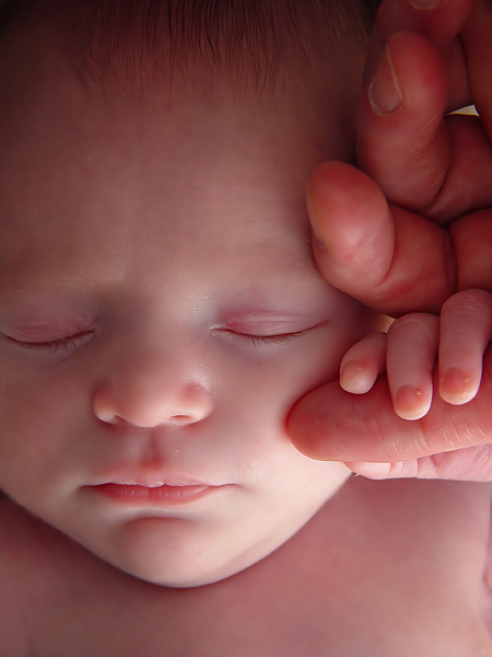 صور طفوله بريئه Babys-face-dads-hand-1a