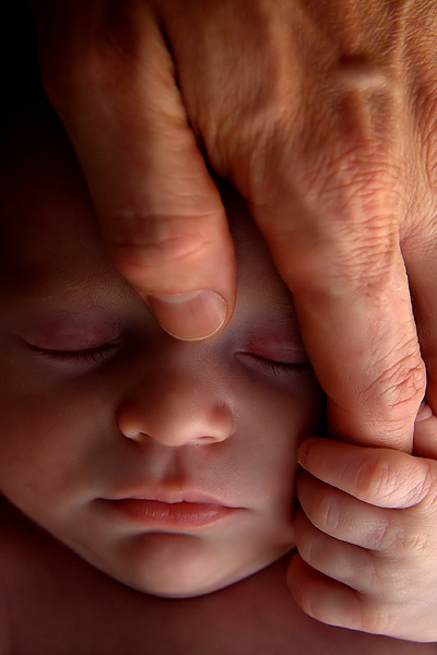 صور اطفال روعه Fathers-hand-and-son-1a