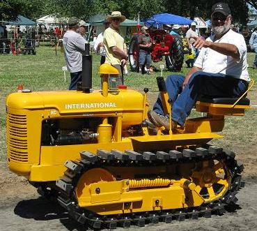 MIDGI KRAWL TOBIAS tractor.... Farmall_AC_crawler_IMG_1136_small