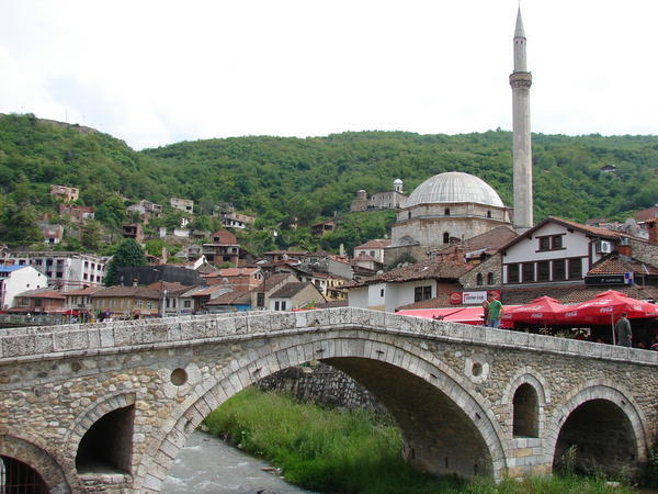 ja  vlen   ta    vizitoni   Prizrenin    dhe   ka   shum   vende   per   foto..... 1112881-Bridge-over-Prizren-2