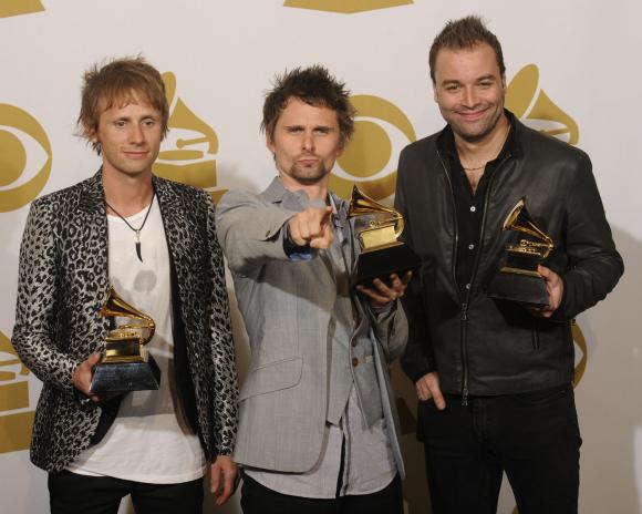 Visos grupės nuotraukos - Page 3 Muse-wins-Best-Rock-Album-at-the-53rd-Grammy-Awards-in-Los-Angeles_4