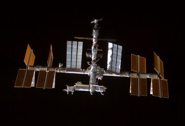 صور مركبات فضائية غريبة ادخل وشوف The-International-Space-Station-is-seen-from-the-Space-Shuttle-Discovery-on-mission-STS-128