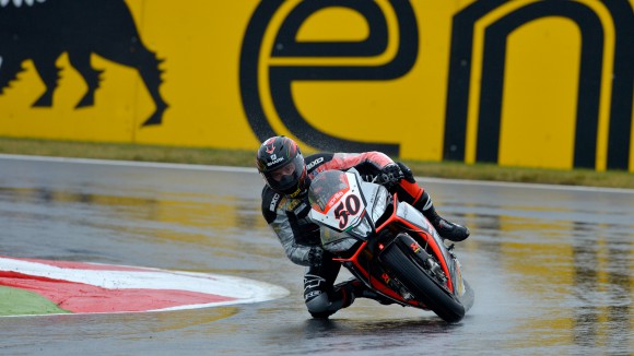 Victoria de Sylvain Guintoli en la primera carrera de Magny-Cours Wsbk_race1_hl_action_big