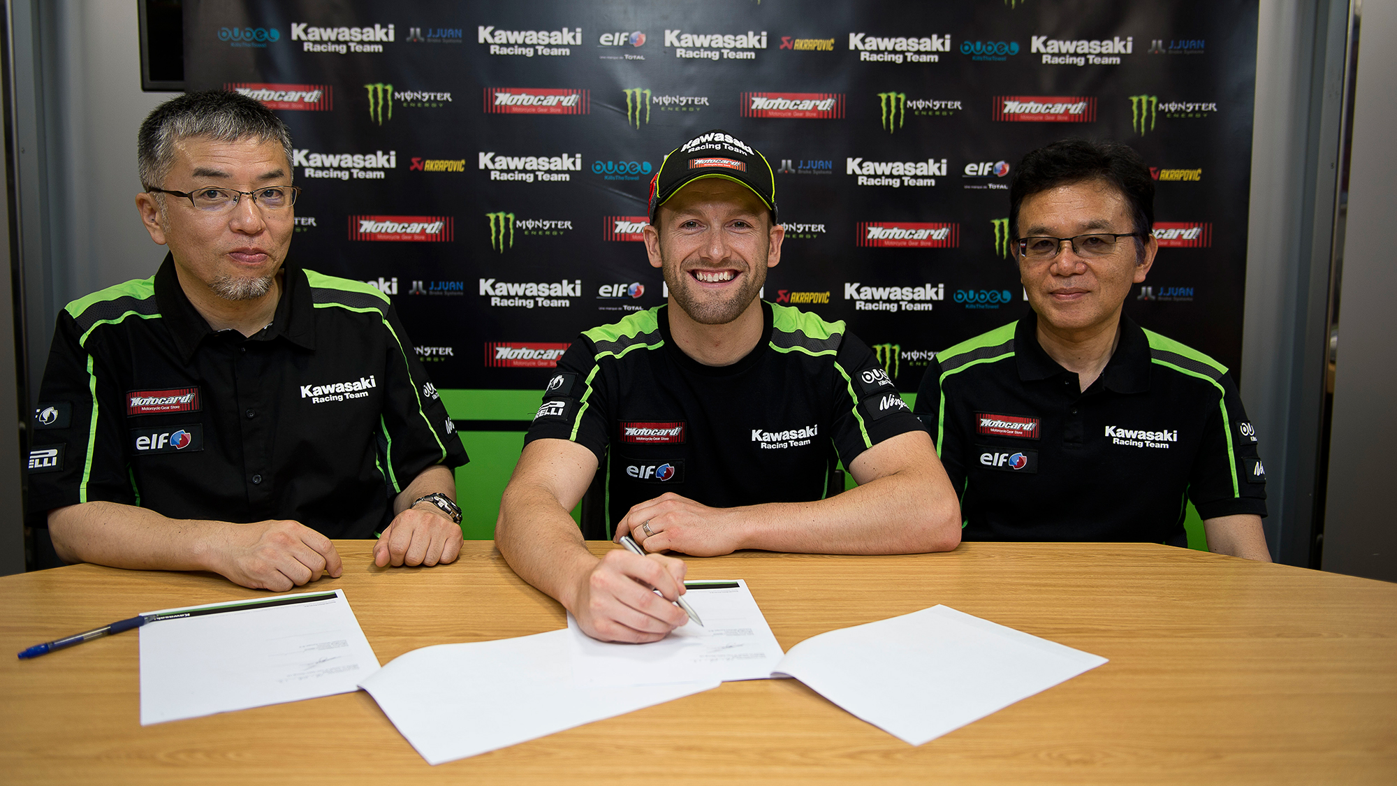 Round 8 : Misano R08_Misano_WorldSBK_2016_Contract-Agreement_Sykes_GB41036