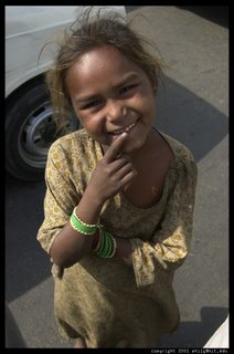 கறுப்பிற்குள் வெளுத்துப் போன இரவு Red-fort-beggar-girl.half