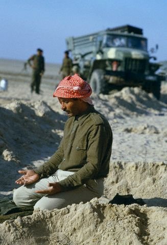 صور من القادسية الثانية المجيدة (معركة الفاو والاهوار) 1986iraqisoldierpray