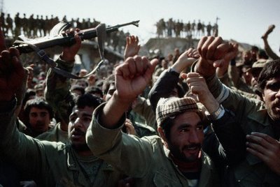الحرب الايرانية - العراقية ( 1980-1988) بالصور  (حصري) - صفحة 2 1982iraniansoldiercelebrateafteravi