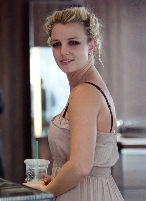 H Britney στα Starbucks - 11 Οκτωβρίου Normal_BSSTARBUCKS_014_111010_BBR