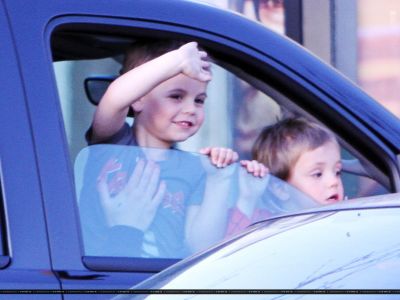 2010 > March 12 - Britney and family arrive at an office in Los Angeles Normal_BSFamilyMeeting_001_1203_BBR