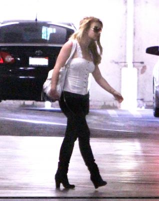 2010 > March 12 - Britney and family arrive at an office in Los Angeles Normal_BSFamilyMeeting_004_1203_BBR