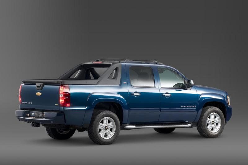 سيارة جينيرال موتور القوية والشديده والرياضية ( افلانش 2010 ) .... 2008-chevrolet-avalanche-3_800x0w