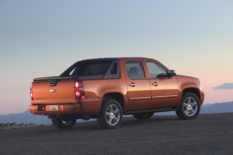 سيارة جينيرال موتور القوية والشديده والرياضية ( افلانش 2010 ) .... 2008-chevrolet-avalanche-5_800x0w