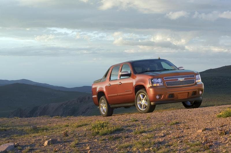 سيارة جينيرال موتور القوية والشديده والرياضية ( افلانش 2010 ) .... 2008-chevrolet-avalanche-6_800x0w