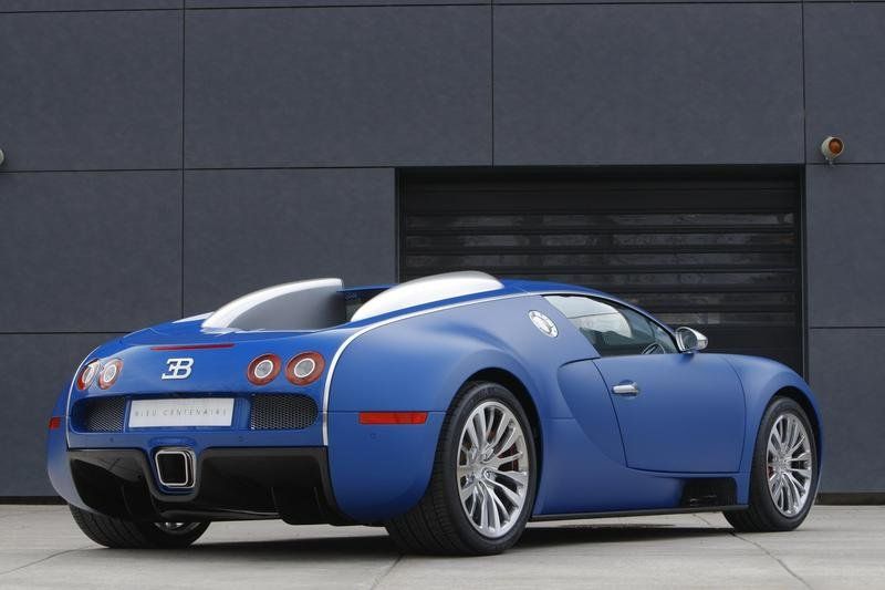 هذا الموضوع من إعدادي و يتناول بالصور جميع موديلات Bugatti على مر تاريخها 2010-bugatti-veyron-bleu--3_800x0w