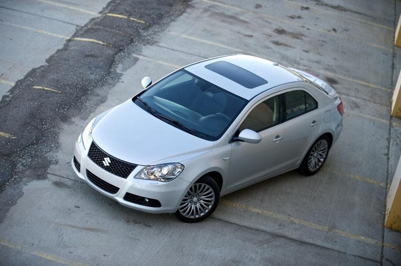 اول سيارة سيدان دفع رباعي مستمر تقوم بتصنيعها سوزوكي هي ( سوزوكي كزاشي 2010 ) .... 2010-suzuki-kizashi-63_800x0w