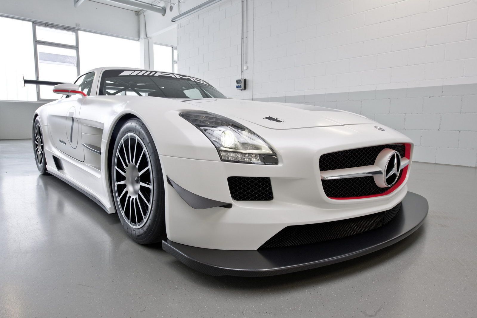 10 siêu xe nhanh nhất ngày nay 2011-mercedes-sls-amg-gt3-22_1600x0w