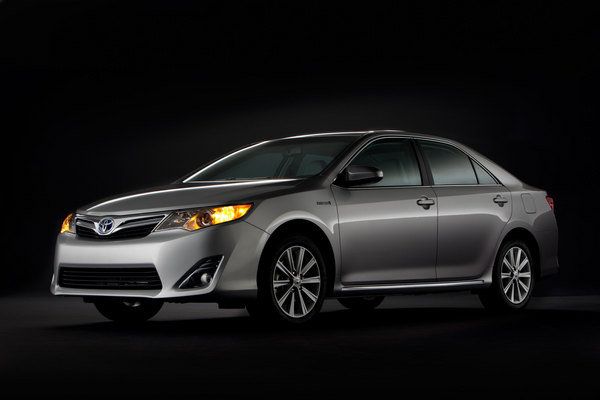 مقارنة السيدان: الكرايسلر 200 2013 ضد الكامري 2013 2013-toyota-camry-hybrid-4_600x0w