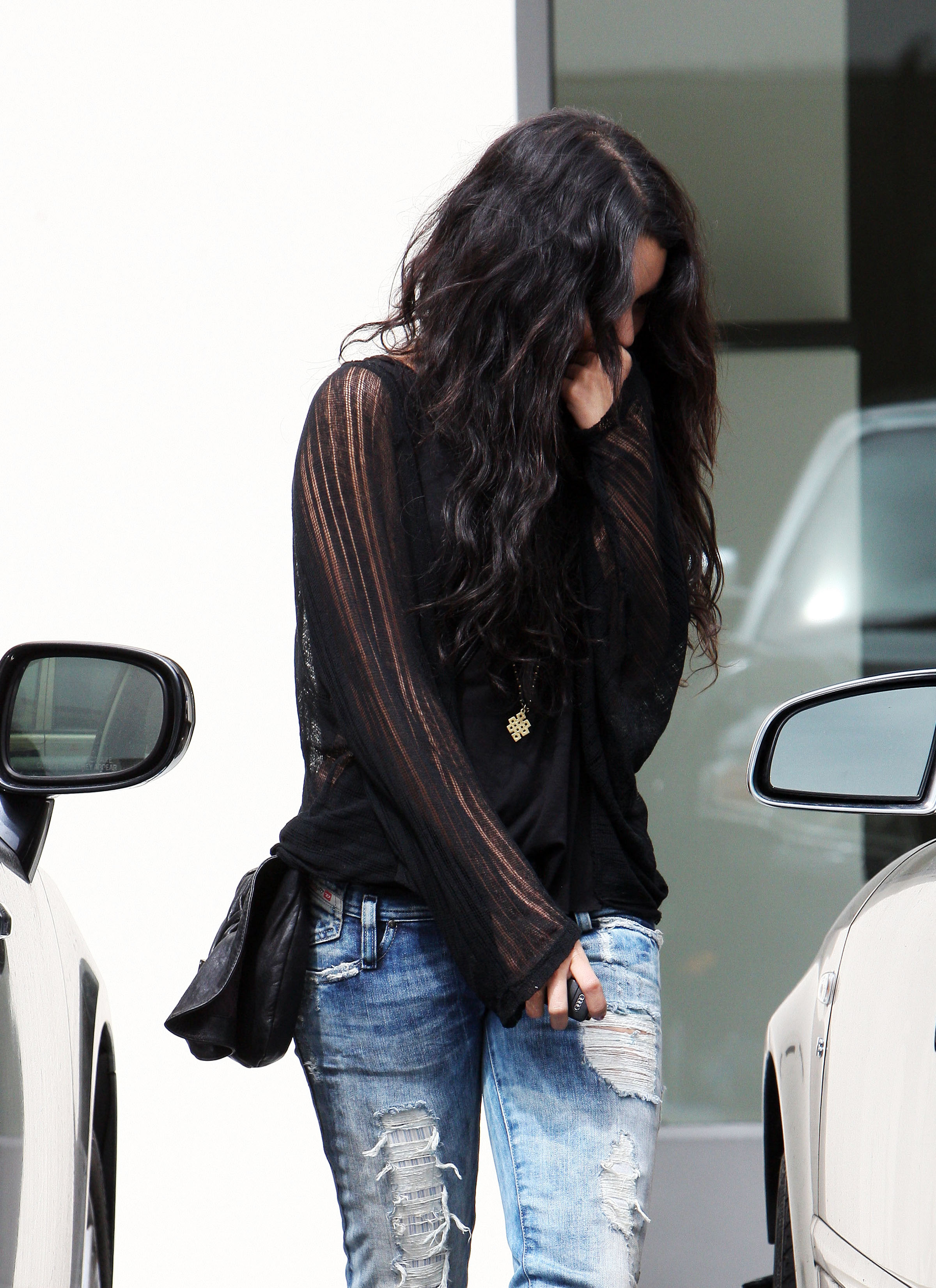 Vanessa-Leaving an office building in Beverly Hills 27-05-10 001