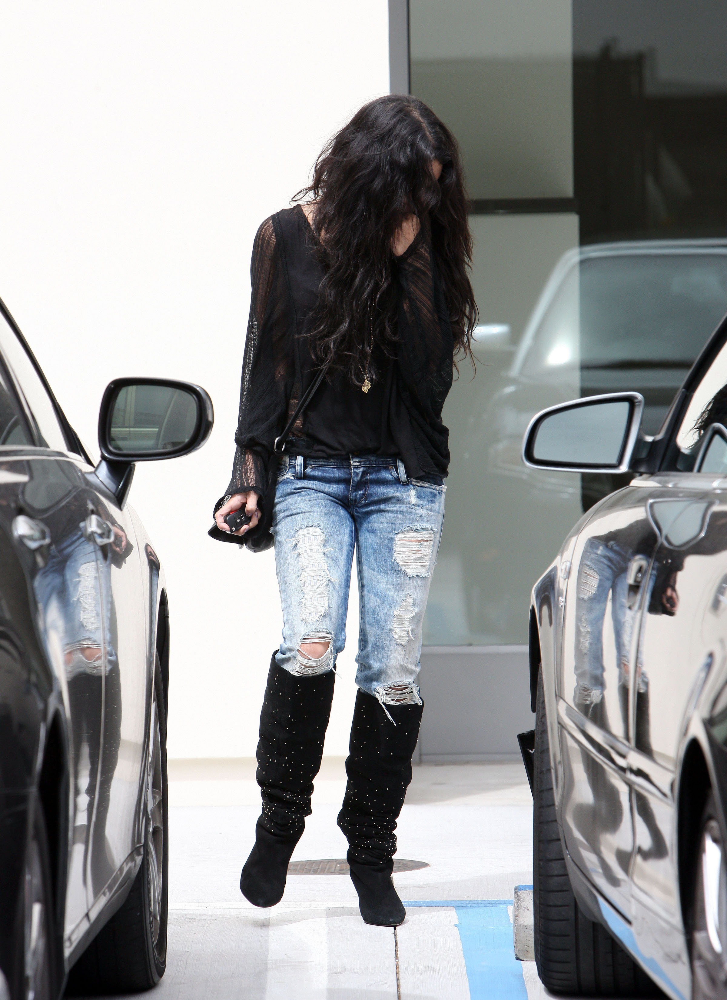 Vanessa-Leaving an office building in Beverly Hills 27-05-10 002