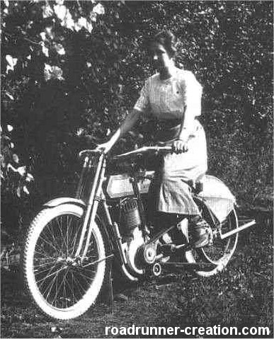 Vieilles photos (pour ceux qui aiment les anciennes photos de bikers ou autre......) - Page 10 1907lady