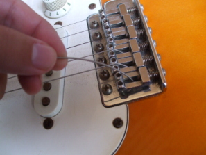 Fazer um setup à guitarra! How-to-string-guitar-2