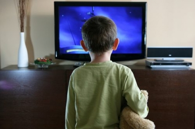 دراسه تبرز اهمية تجنب مشاهدة التلفاز قبل النوم للاطفال 00ChildwatchingTV2