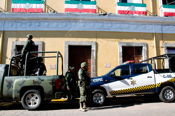 Detienen a mandos policíacos de Coatepec por el asesinato de tesorero SOLDADOS-EN-COATEOEC-600x398