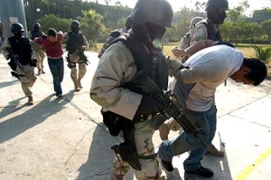 Libera juez Pedro Rodriguez a dos delincuentes detenidos con armas y droga Ejercito_tijuana-300x199