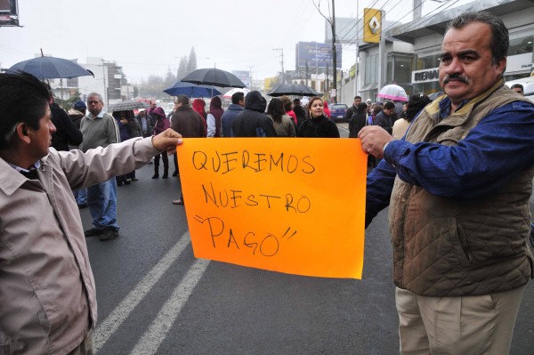 Xalapa, Ver.Empleados de varias dependencias de gobierno bloquean avenidas porque no les han pagado  MAC8833_2-600x399