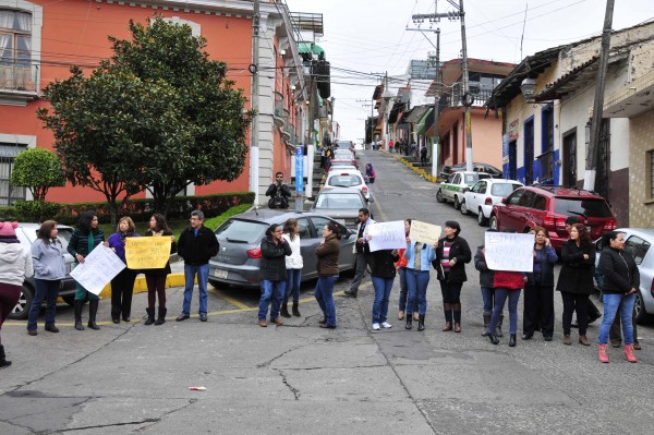 Xalapa, Ver.Empleados de varias dependencias de gobierno bloquean avenidas porque no les han pagado  MAC8919-600x399
