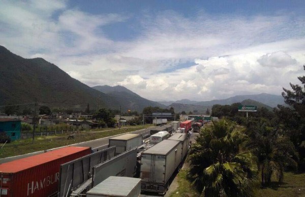 Miles de afectados en la autopista Puebla-Veracruz por bloqueo de habitantes de Acultzingo; piden se 2015.06.20_Acutzingo_FOTOVER_2-600x388