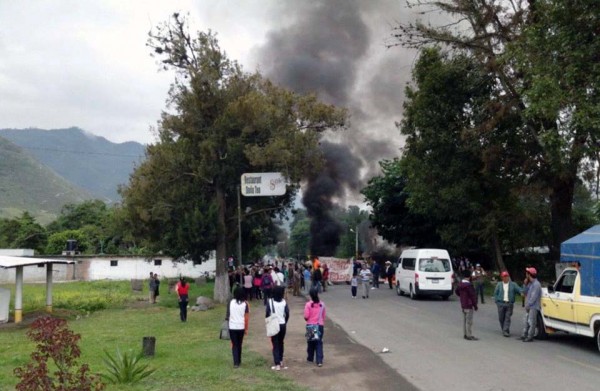 Miles de afectados en la autopista Puebla-Veracruz por bloqueo de habitantes de Acultzingo; piden se 2015.06.20_Acutzingo_FOTOVER_3-600x391