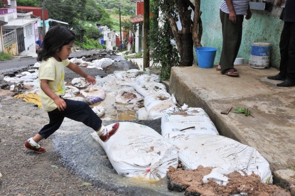 Xalapa. Ver. Pésimas obras en Américo Zuñiga con material de bajo coste provocan calle partida en co MAC_9825-600x398