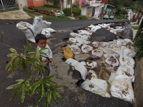 Xalapa. Ver. Pésimas obras en Américo Zuñiga con material de bajo coste provocan calle partida en co Calle-3-600x450